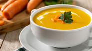 bowl contendo sopa de tonalidade amarelada.