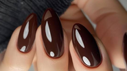 unhas de comprimento grande em cor marrom chocolate.