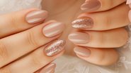 unhas nudes com brilho sofisticadas