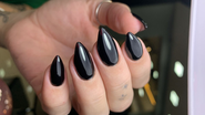 unhas stiletto pretas curtas.