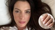 anne hathaway com imagem de unhas coconut jelly nails.