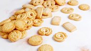 biscoitos enfileirados
