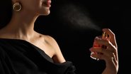 mulher borrifando perfume
