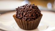 brigadeiro com confeitos.