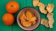 cascas de laranja ao lado de bagaços da fruta.