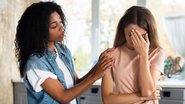 amigas juntas, uma dando apoio para a outra.