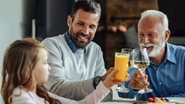 família reúnida à mesa durante o almoço de dia dos pais