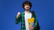 Estudante sorridente carregando pastas com papel