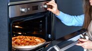 forno sem aberto por usuária que está assando receita.