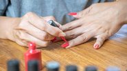 pintando as unhas