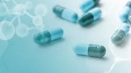 medicamentos espalhados por superficie plana.