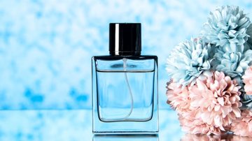 perfume com frasco azul.