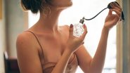 mulher aplicando perfume