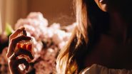 mulher borrifando perfume