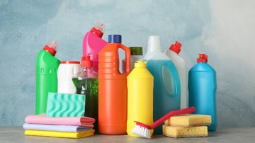 Produtos de limpeza enfileirados lado a lado.