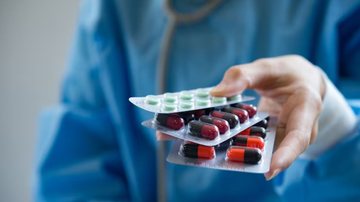profissional da saúde com medicamentos em mãos