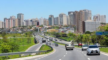 vista da cidade de São José dos Campos com carros em estrada.