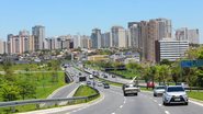 vista da cidade de São José dos Campos com carros em estrada.