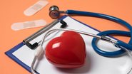 Coração envolto por um estetoscópio representando saúde cardiovascular