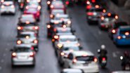 fileira de carros em trânsito na cidade.