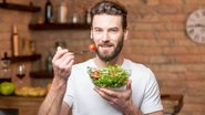 homem com bowl de salada em mãos