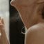 mulher borrifando perfume