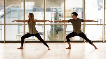 pessoas praticando ballet fitness.