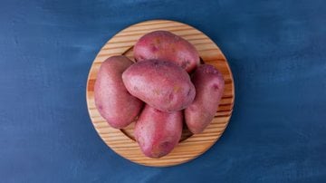 Batata doce em cima de tábua