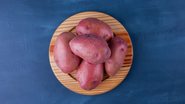 Batata doce em cima de tábua