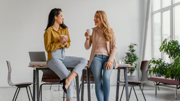 amigas tomando café