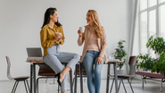 amigas tomando café