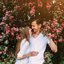 casal flertando em meio a jardim.