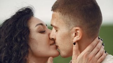 casal trocando beijo.