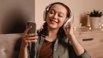 ouvindo música.