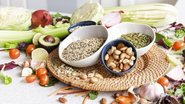 mesa repleta de fibras, alimentos diversos.