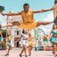 grupo de dança de frevo, com homem  saltando com guarda-chuva em mãos.