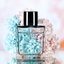 perfume com flores ao fundo