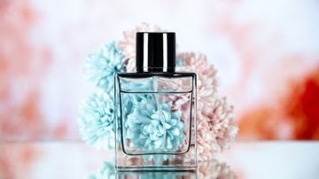 perfume com flores ao fundo