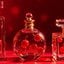 perfumes de frascos transparentes com frutas vermelhas dentro.