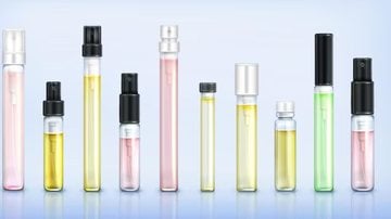 vários frascos de perfume em refill enfileirados.