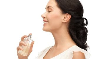 mulher borrifando perfume