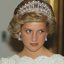 Imagem de princesa diana posando com tiara adornada.