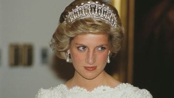 Imagem de princesa diana posando com tiara adornada.