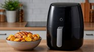 air fryer ao lado de refratário com itens recém preparados.