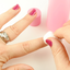 pessoa removendo esmalte das unhas com removedor.