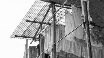 roupas secando em clima chuvoso