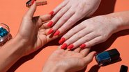 unhas poderosas em tom laranja