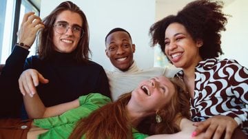 amigos rindo juntos