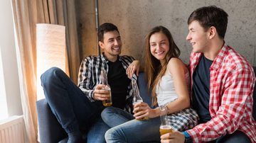 amigos rindo.