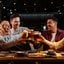 Amigos comemorando em bar
